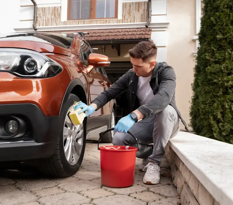 Lavage auto à domicile Plumelin : professionnel intervenant sur un véhicule